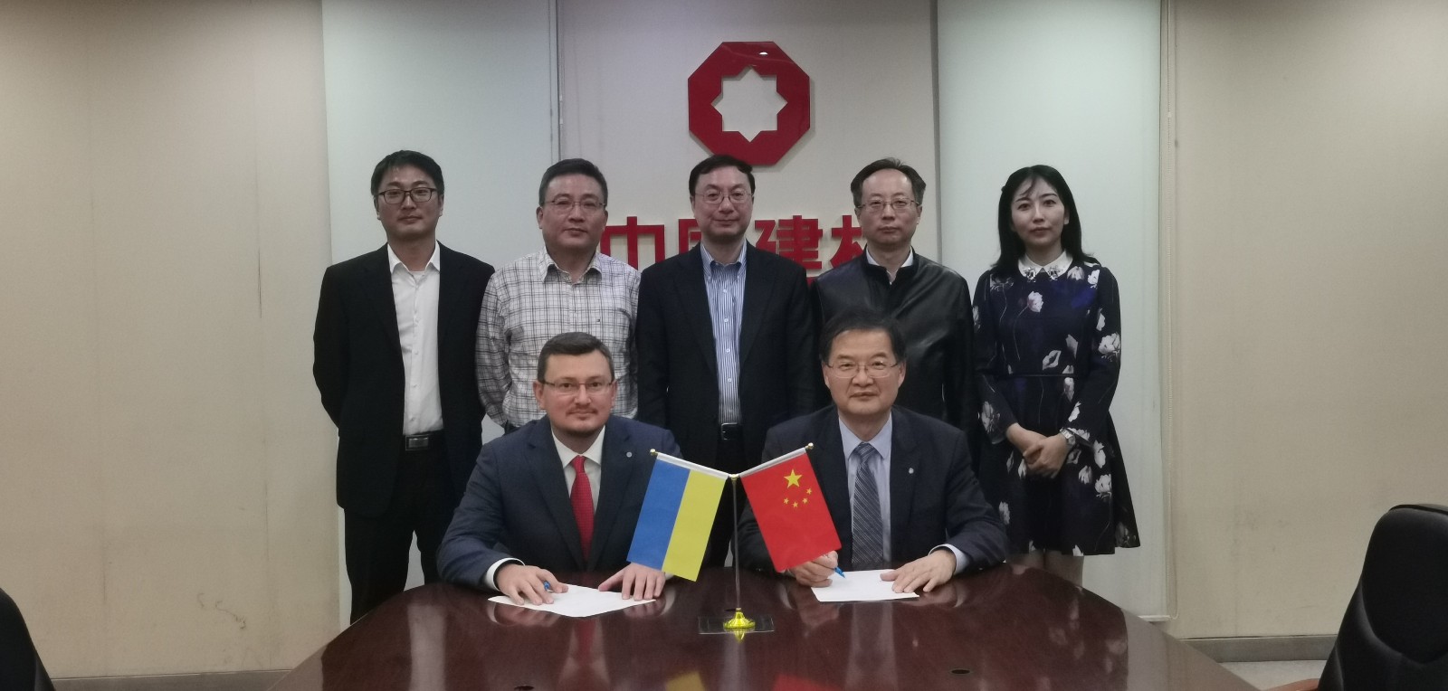 191111云顶集团工程集团签署乌克兰600td浮法玻璃总包条约.jpg